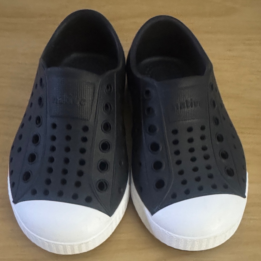Native Kids Water Shoes - Dark and White